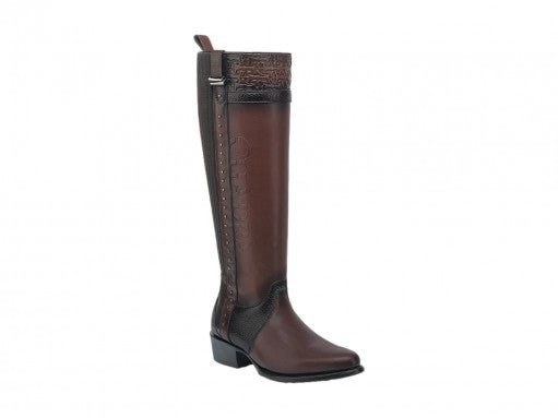 Botas altas de cuero color moka con detalles grabados y tacón bajo.