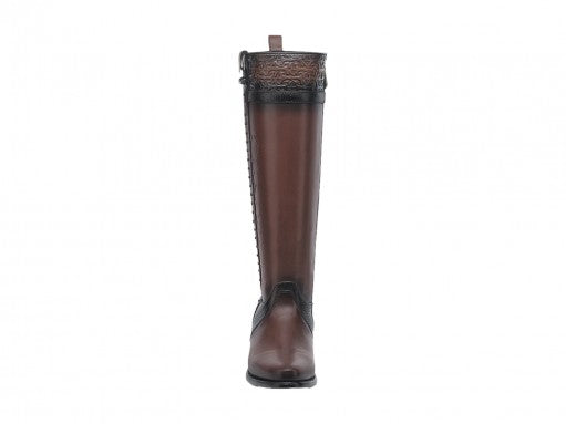 Botas altas de cuero color moka con detalles grabados y tacón bajo.
