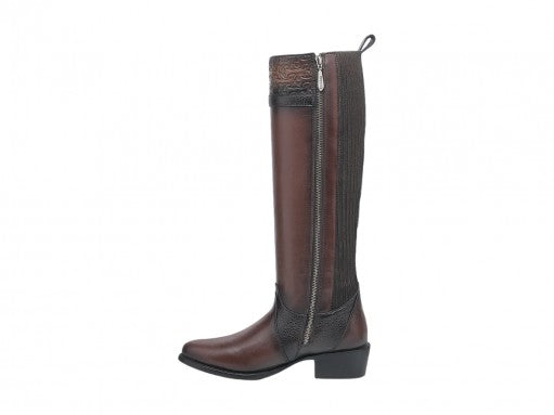 Botas altas de cuero color moka con detalles grabados y tacón bajo.