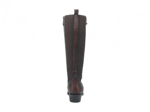 Botas altas de cuero color moka con detalles grabados y tacón bajo.