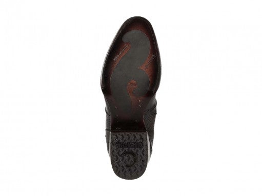 Botas altas de cuero color moka con detalles grabados y tacón bajo.