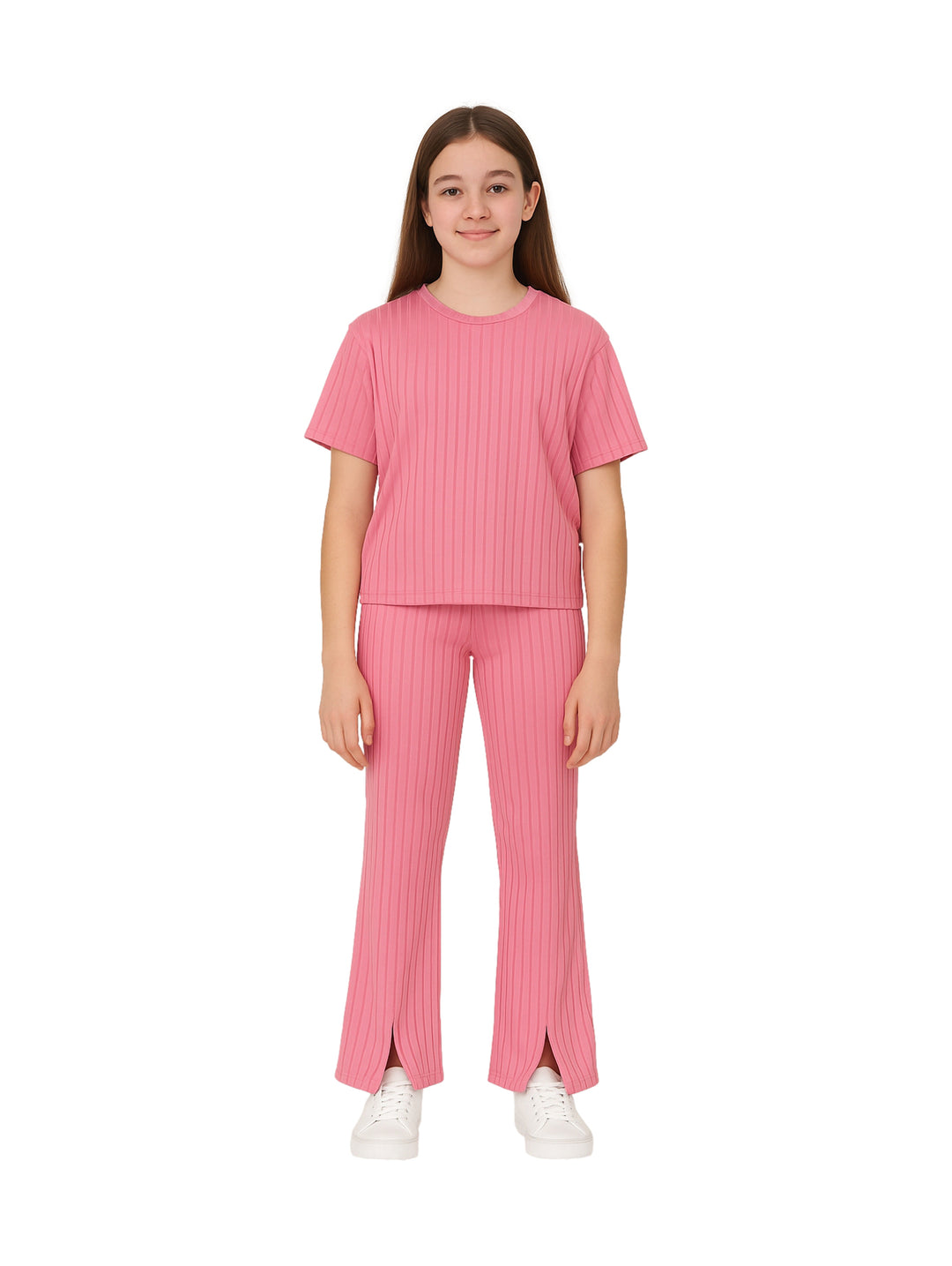 Niña vistiendo un conjunto de camiseta y pantalón acanalado en color fucsia con tenis blancos.