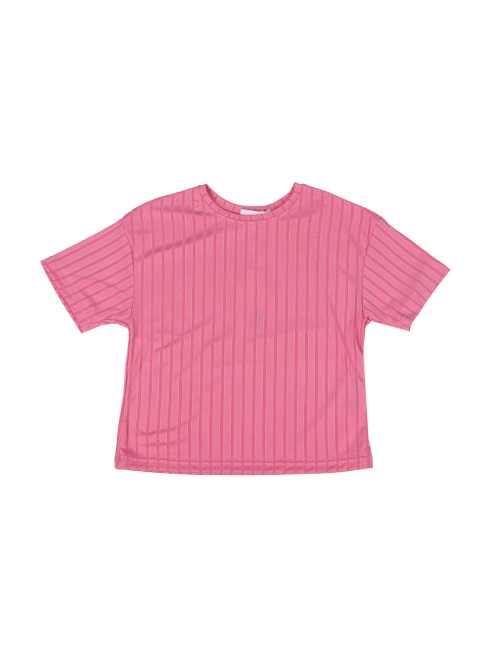 Niña vistiendo un conjunto de camiseta y pantalón acanalado en color fucsia con tenis blancos.