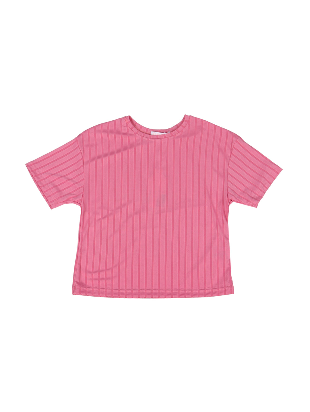 Niña vistiendo un conjunto de camiseta y pantalón acanalado en color fucsia con tenis blancos.