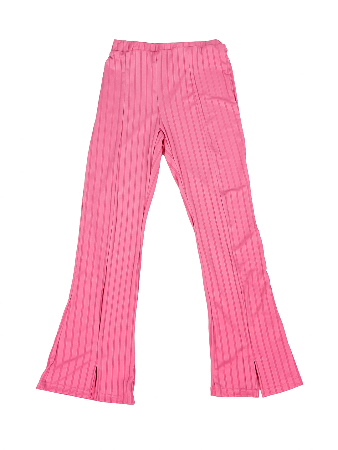 Niña vistiendo un conjunto de camiseta y pantalón acanalado en color fucsia con tenis blancos.