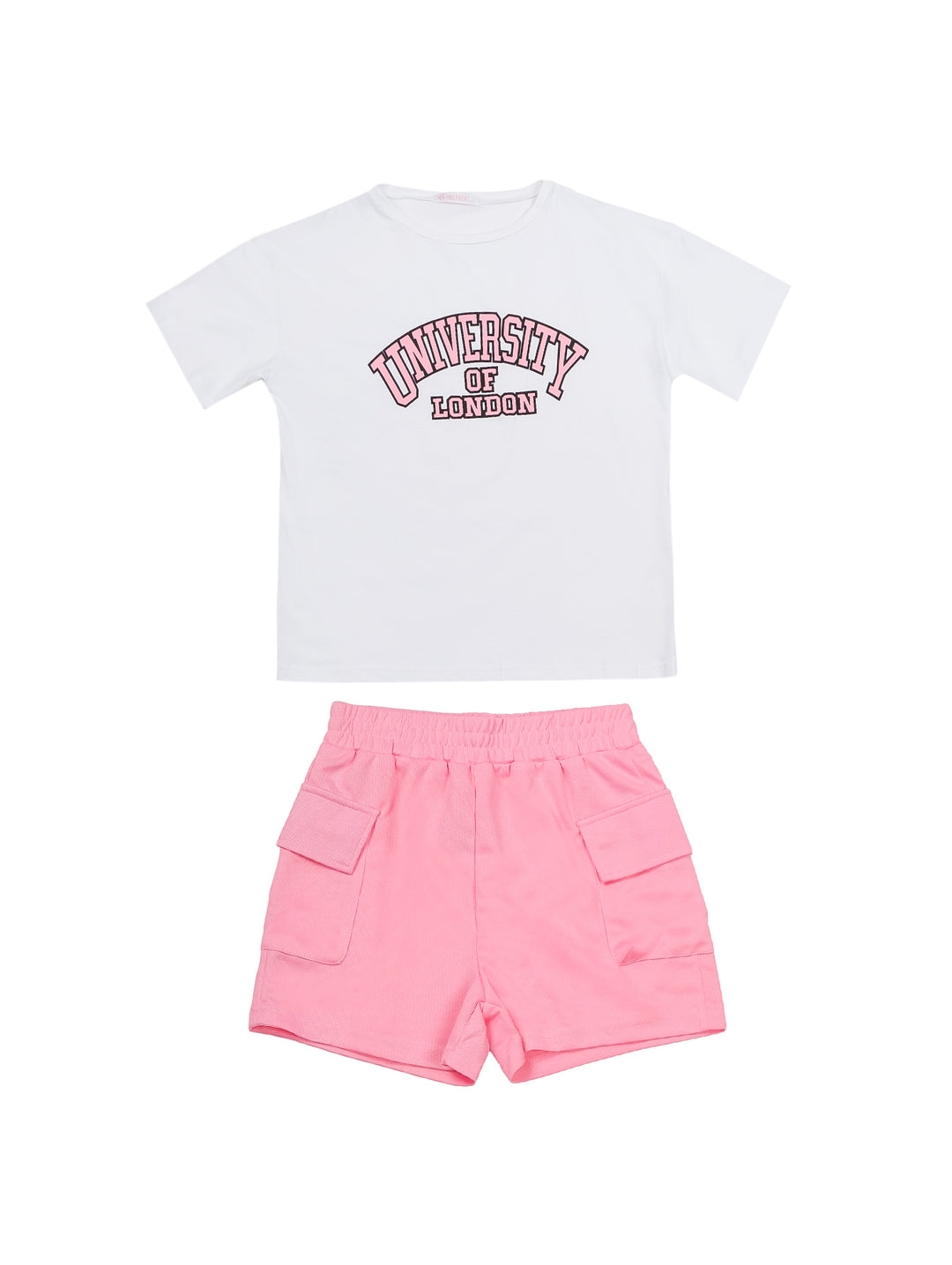 Conjunto para niña con camiseta blanca estampada y shorts rosas.
