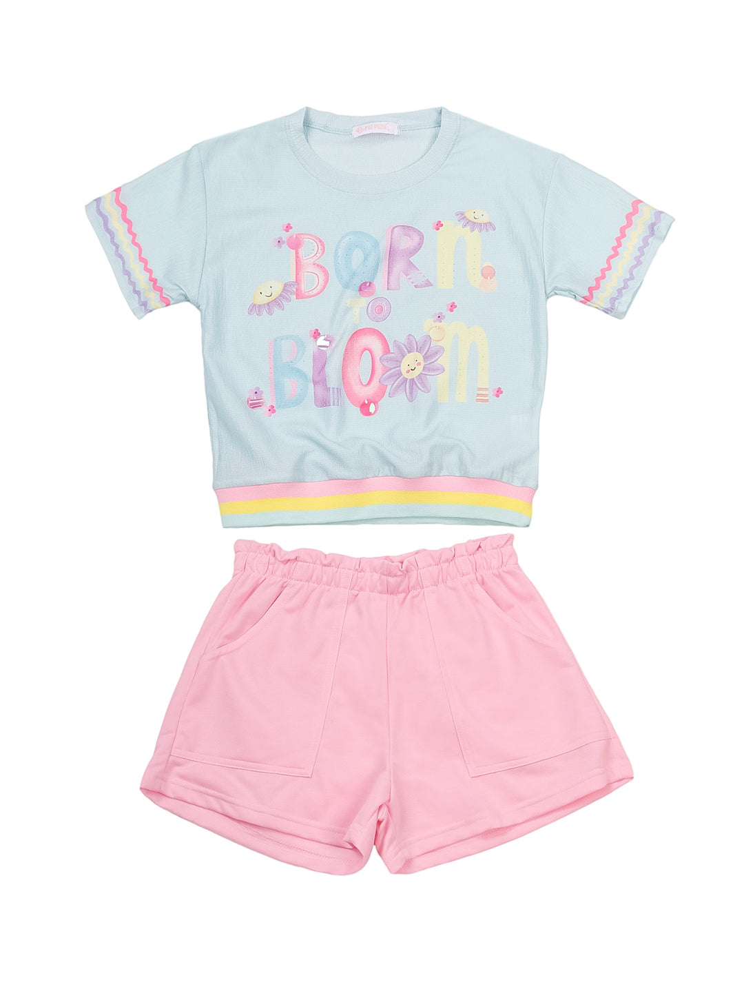 Conjunto para niña de camiseta azul claro con estampado y short rosa.