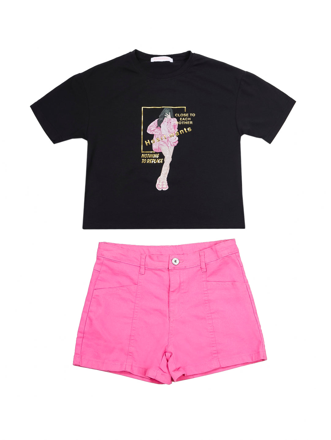 Conjunto para niña compuesto por una camiseta negra con estampado frontal y un short corto en color rosa intenso.