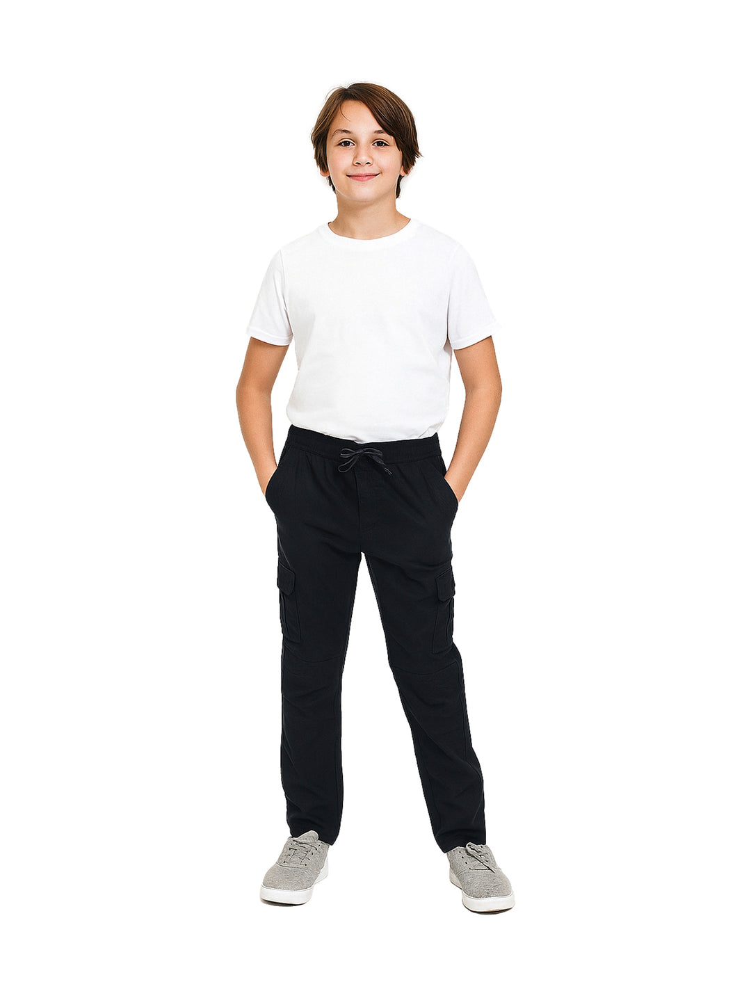 Niño vistiendo pantalones jogger cargo color navy y camiseta blanca.