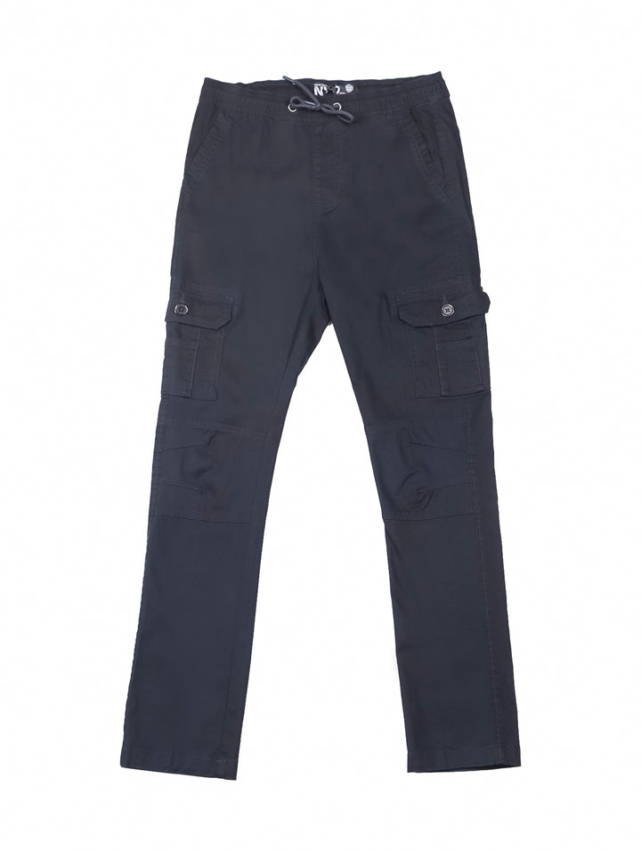 Niño vistiendo pantalones jogger cargo color navy y camiseta blanca.