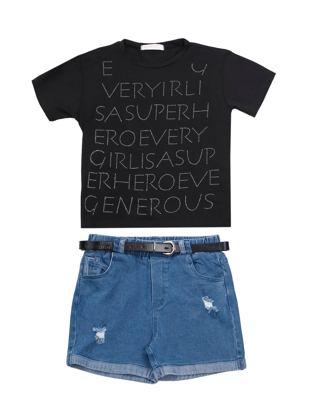 Conjunto para niña compuesto por camiseta negra con letras brillantes y short de mezclilla azul con cinturón.