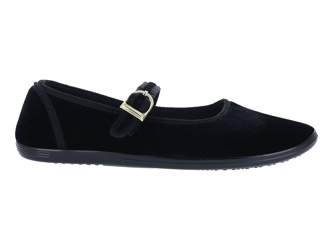 Zapato plano negro de terciopelo con hebilla dorada.