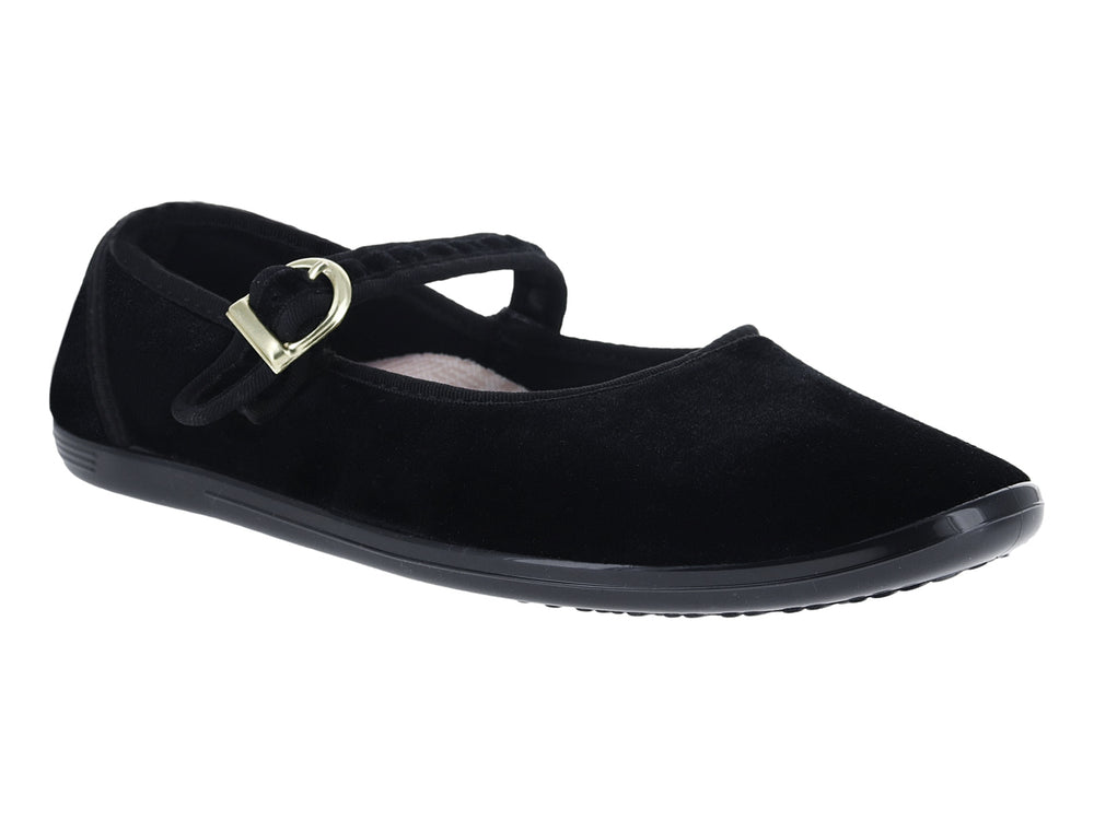 Zapato plano negro de terciopelo con hebilla dorada.