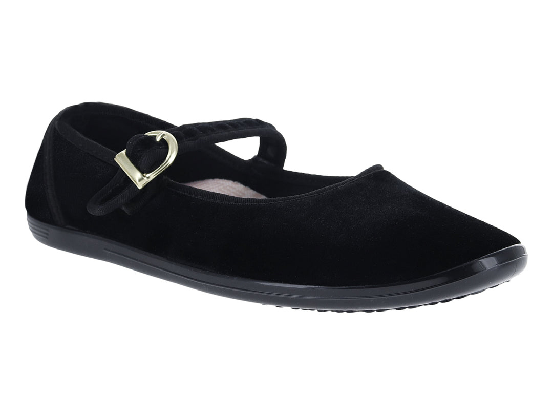 Zapato plano negro de terciopelo con hebilla dorada.