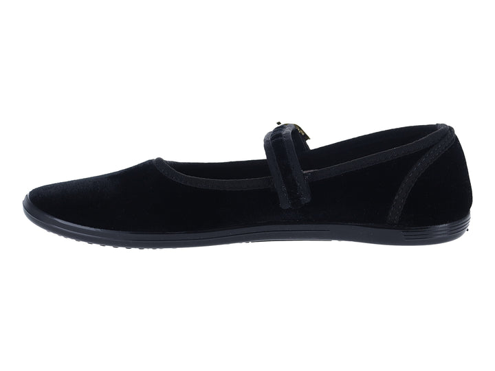 Zapato plano negro de terciopelo con hebilla dorada.