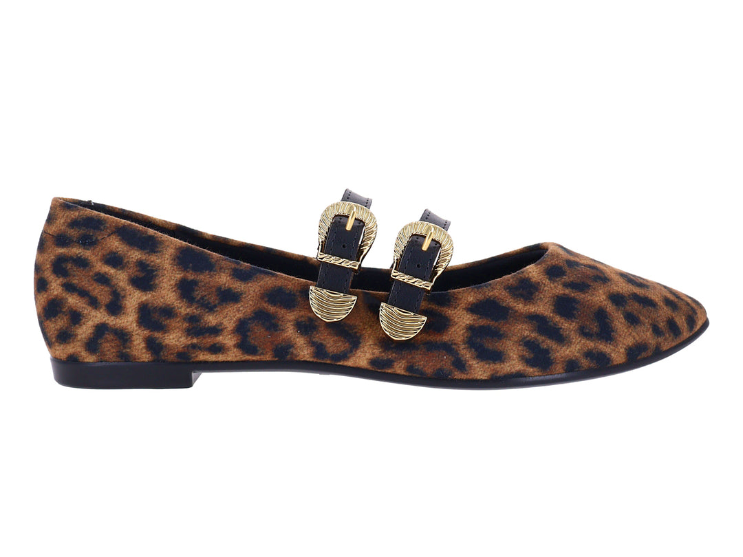 Zapato plano Moleca con estampado de leopardo en tonos camel y negro, decorado con dos hebillas doradas.