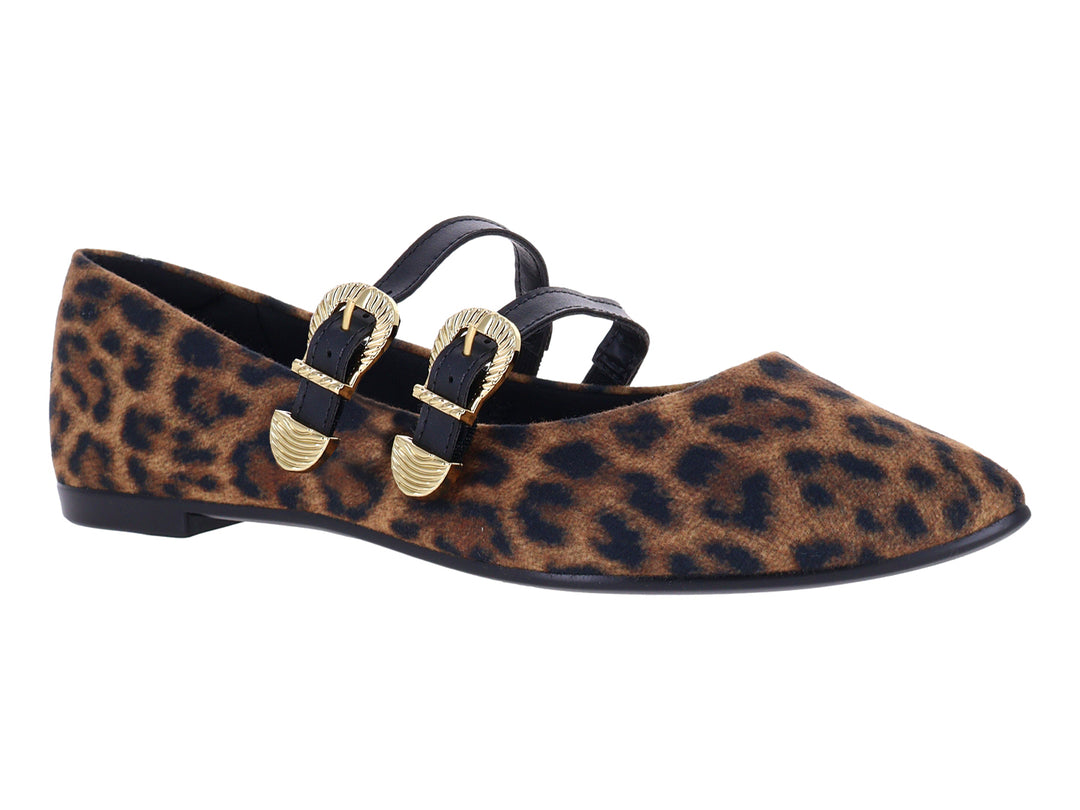 Zapato plano Moleca con estampado de leopardo en tonos camel y negro, decorado con dos hebillas doradas.