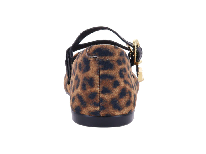 Zapato plano Moleca con estampado de leopardo en tonos camel y negro, decorado con dos hebillas doradas.