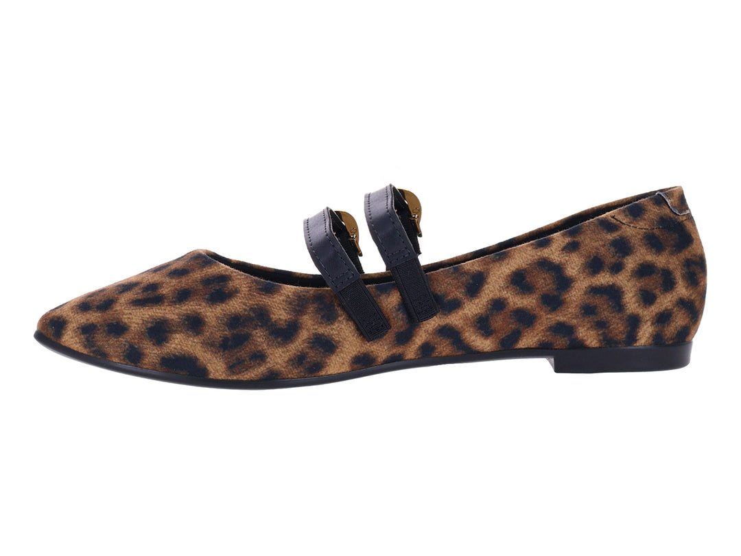Zapato plano Moleca con estampado de leopardo en tonos camel y negro, decorado con dos hebillas doradas.