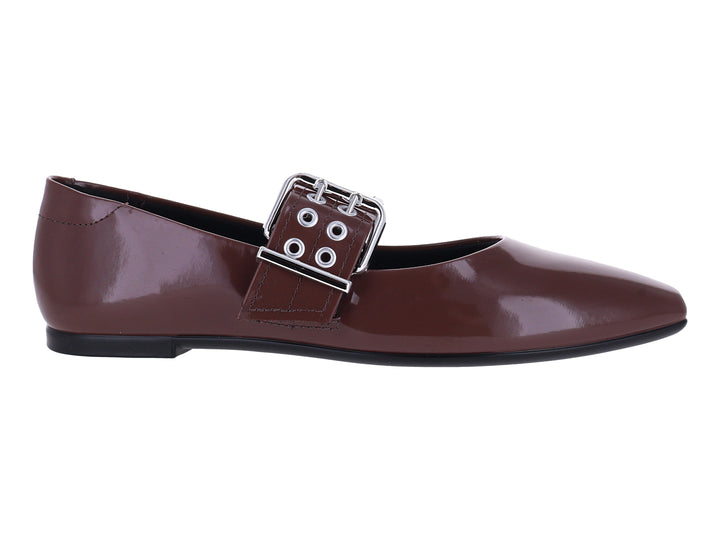 Zapato plano color chocolate con acabado brillante y hebilla plateada en la parte superior.