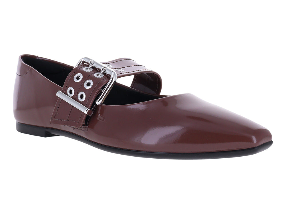 Zapato plano color chocolate con acabado brillante y hebilla plateada en la parte superior.