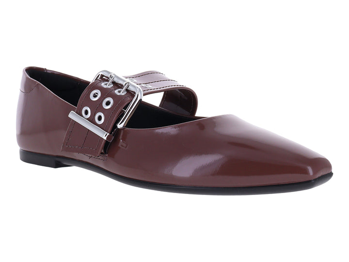 Zapato plano color chocolate con acabado brillante y hebilla plateada en la parte superior.