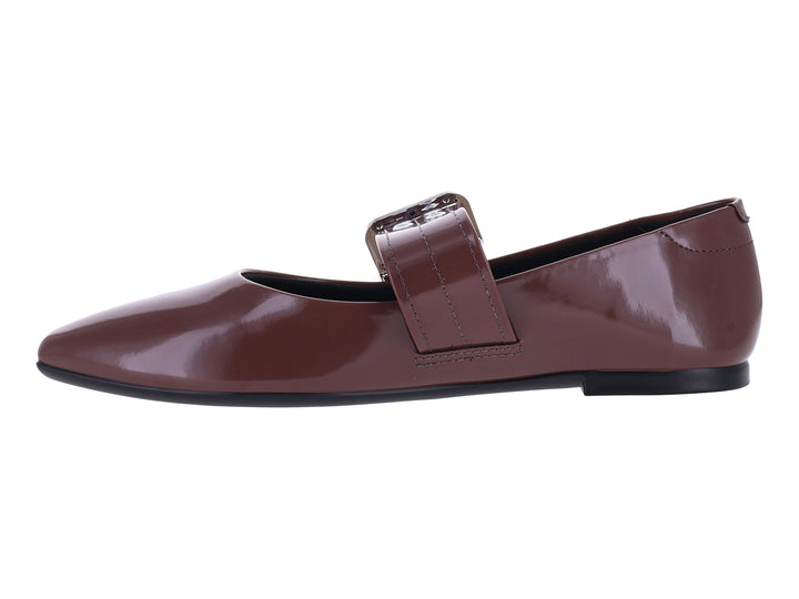 Zapato plano color chocolate con acabado brillante y hebilla plateada en la parte superior.