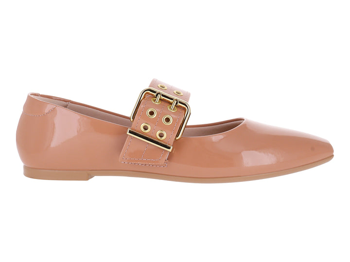 Zapato plano Moleca color nude en acabado brillante con una hebilla decorativa dorada en el empeine.