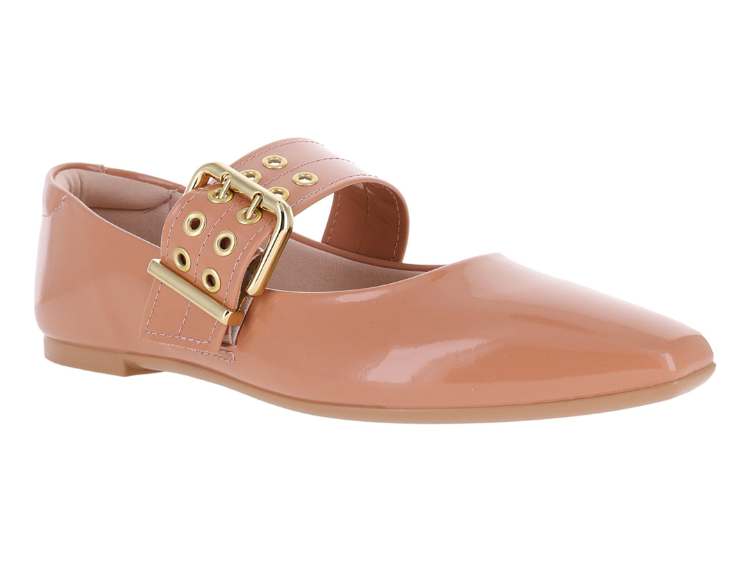 Zapato plano Moleca color nude en acabado brillante con una hebilla decorativa dorada en el empeine.