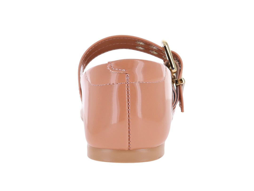 Zapato plano Moleca color nude en acabado brillante con una hebilla decorativa dorada en el empeine.