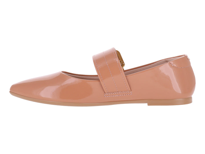 Zapato plano Moleca color nude en acabado brillante con una hebilla decorativa dorada en el empeine.