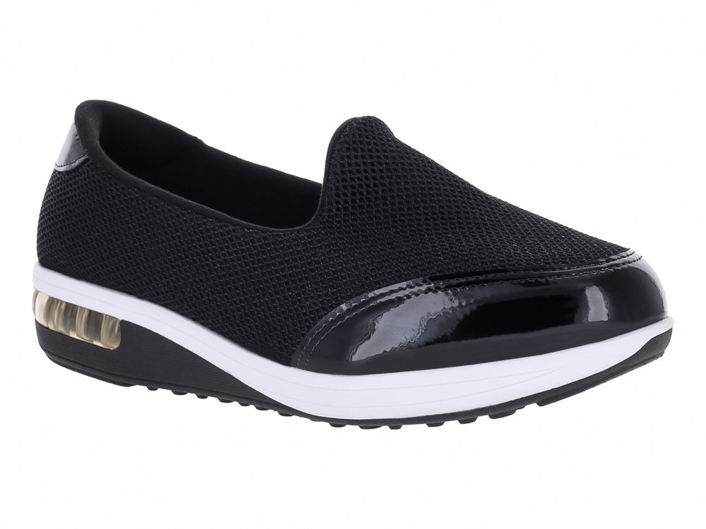 Zapato plano Modare negro de tela con detalles en charol y suela blanca con amortiguador transparente.