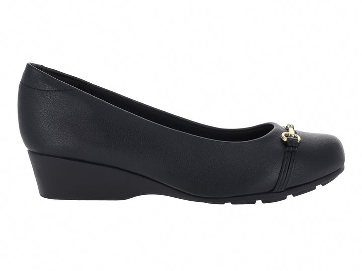 Zapato plano negro para mujer con pequeña cuña y detalle decorativo dorado en la parte frontal.