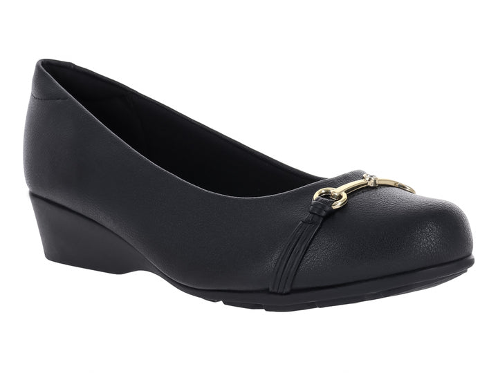 Zapato plano negro para mujer con pequeña cuña y detalle decorativo dorado en la parte frontal.