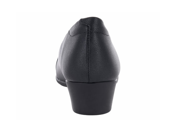 Zapato plano negro para mujer con pequeña cuña y detalle decorativo dorado en la parte frontal.