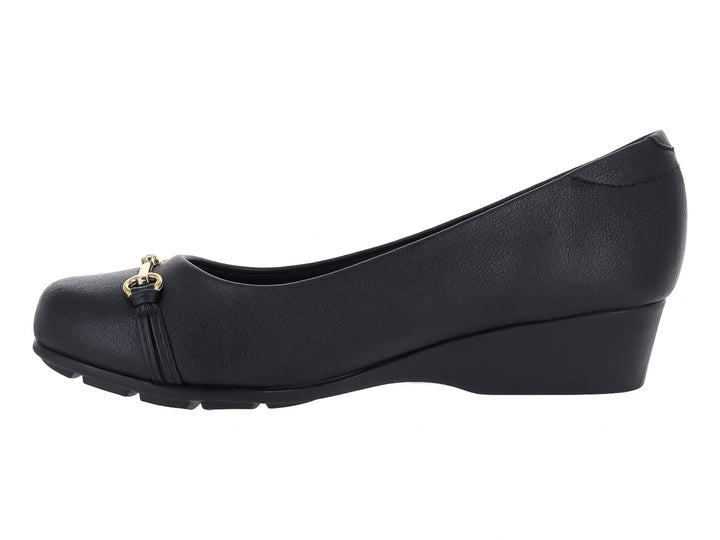 Zapato plano negro para mujer con pequeña cuña y detalle decorativo dorado en la parte frontal.