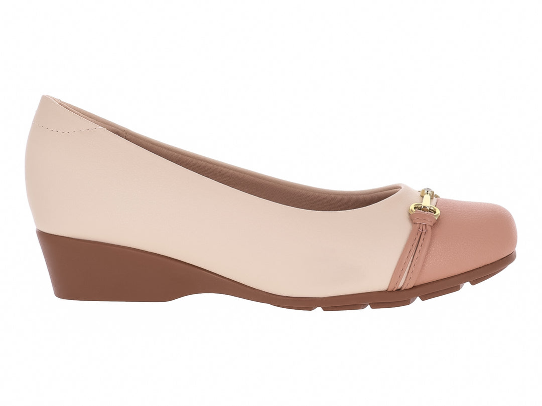 Zapato plano Modare para mujer en color crema y nude con pequeña cuña marrón y detalle decorativo dorado al frente.