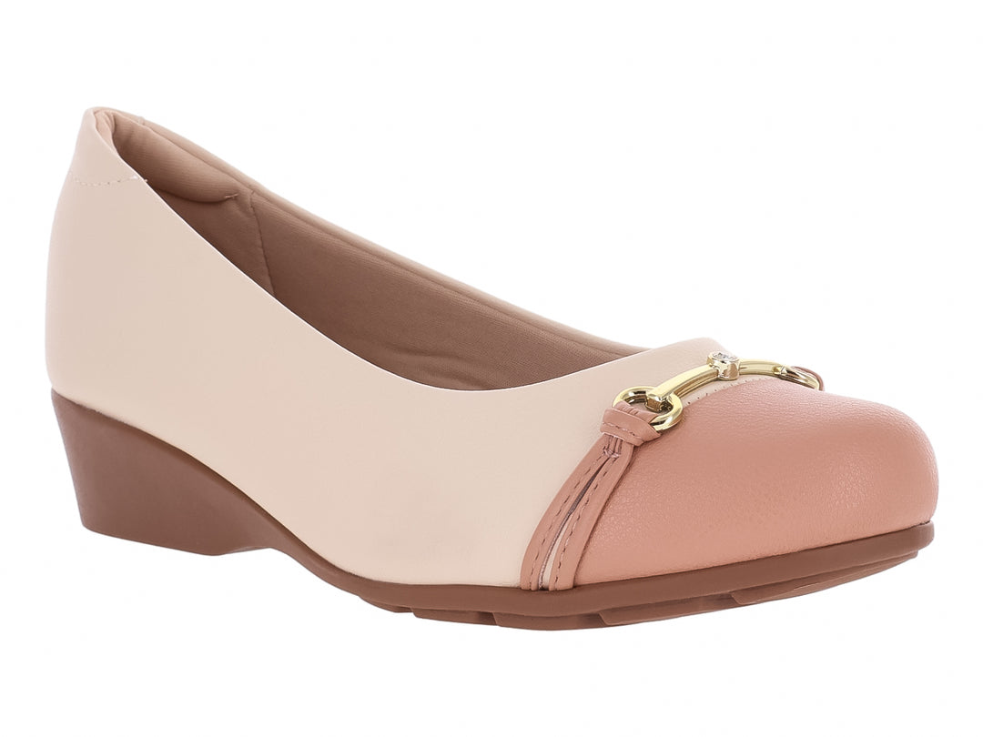 Zapato plano Modare para mujer en color crema y nude con pequeña cuña marrón y detalle decorativo dorado al frente.