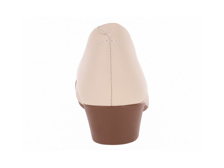 Zapato plano Modare para mujer en color crema y nude con pequeña cuña marrón y detalle decorativo dorado al frente.