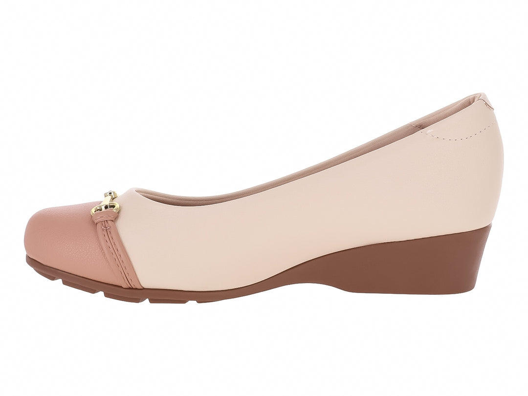 Zapato plano Modare para mujer en color crema y nude con pequeña cuña marrón y detalle decorativo dorado al frente.