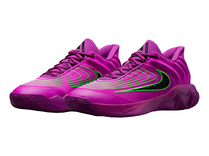 Tenis de baloncesto Nike Giannis Immortality 4 en color morado con detalles en verde y negro.