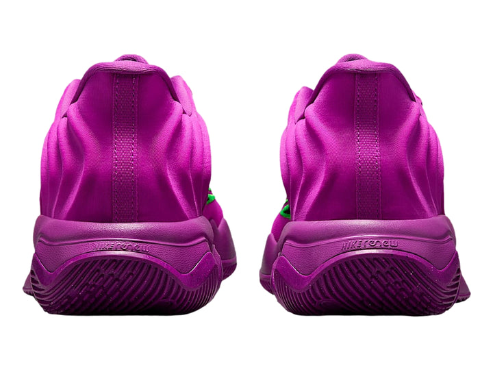 Tenis de baloncesto Nike Giannis Immortality 4 en color morado con detalles en verde y negro.