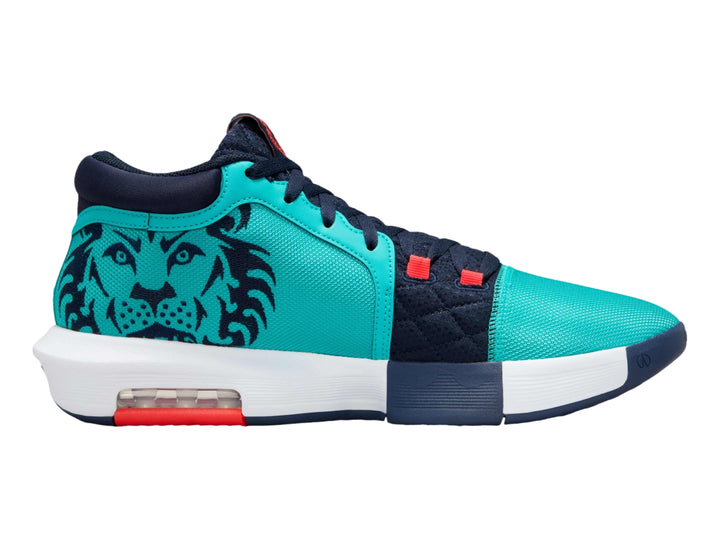 Tenis Nike LeBron Witness VIII en color Dusty Cactus con gráfico de león en el lateral y suela blanca con detalle rojo.