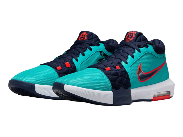 Tenis Nike LeBron Witness VIII en color Dusty Cactus con gráfico de león en el lateral y suela blanca con detalle rojo.