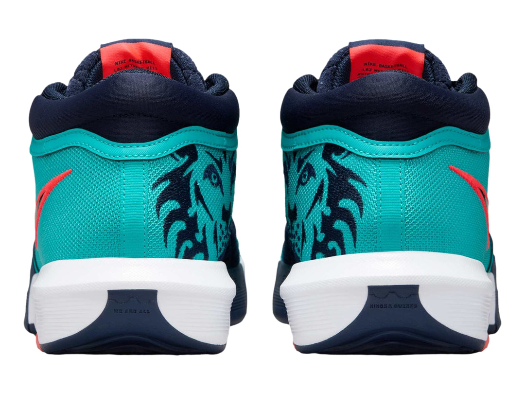 Tenis Nike LeBron Witness VIII en color Dusty Cactus con gráfico de león en el lateral y suela blanca con detalle rojo.