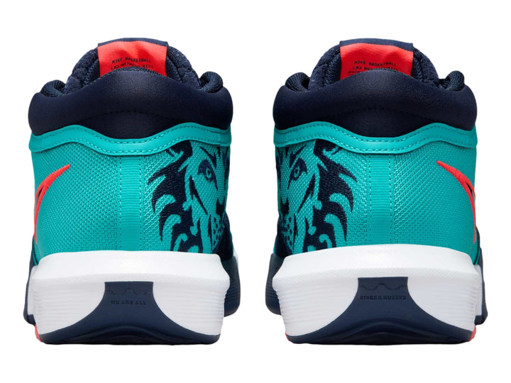 Tenis Nike LeBron Witness VIII en color Dusty Cactus con gráfico de león en el lateral y suela blanca con detalle rojo.