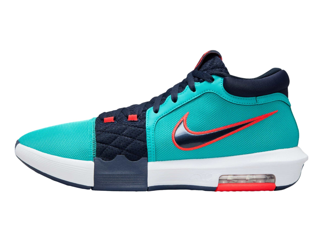 Tenis Nike LeBron Witness VIII en color Dusty Cactus con gráfico de león en el lateral y suela blanca con detalle rojo.