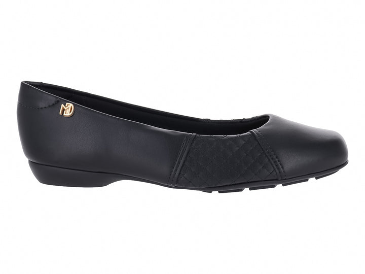 Zapato plano color negro con punta redonda y detalle texturizado en el lateral.