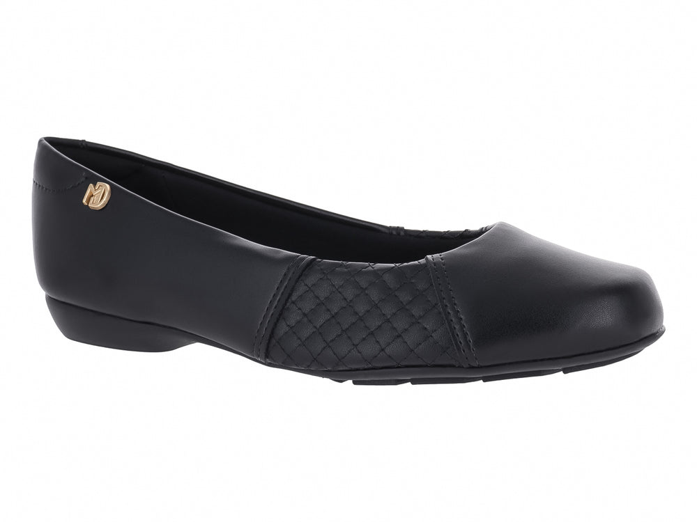 Zapato plano color negro con punta redonda y detalle texturizado en el lateral.