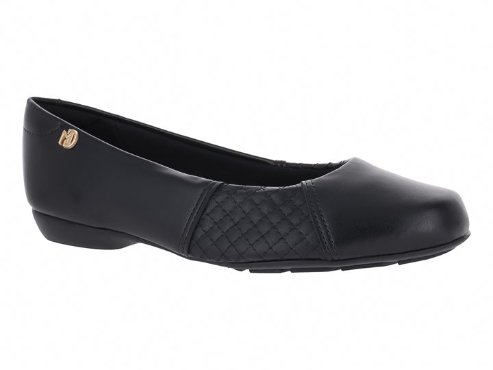 Zapato plano color negro con punta redonda y detalle texturizado en el lateral.